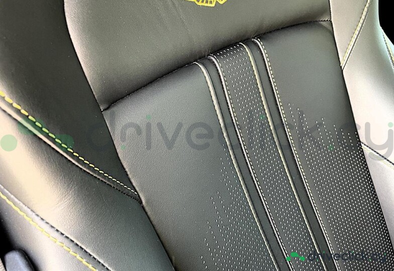 Aston Martin Vantage Желтый