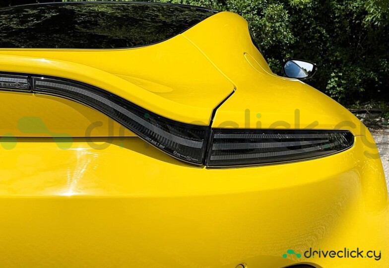 Aston Martin Vantage Желтый