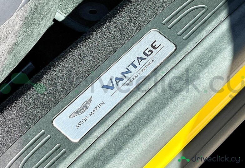 Aston Martin Vantage Желтый