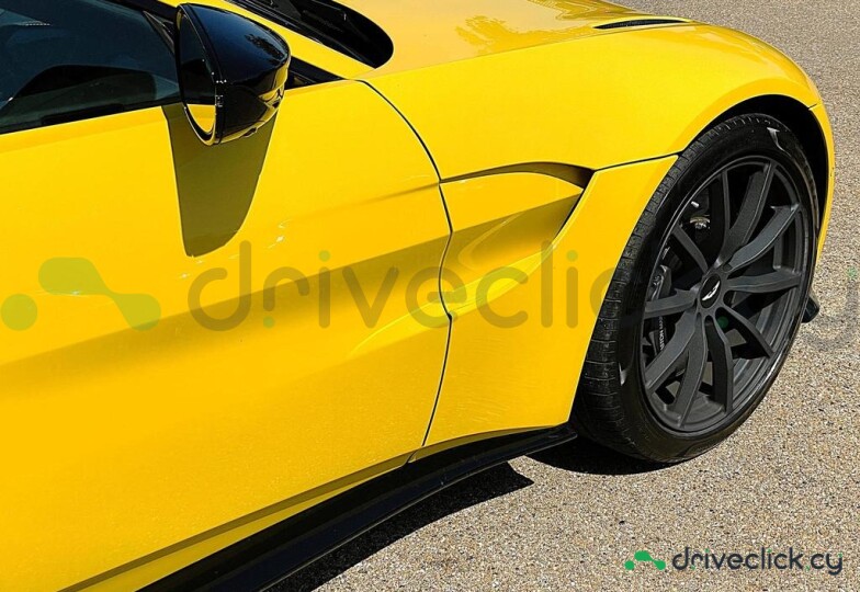 Aston Martin Vantage Желтый