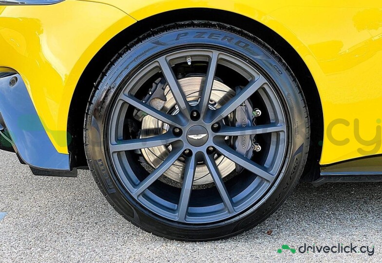 Aston Martin Vantage Желтый