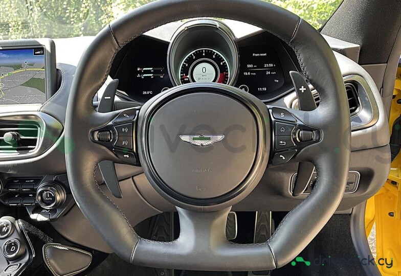 Aston Martin Vantage Желтый