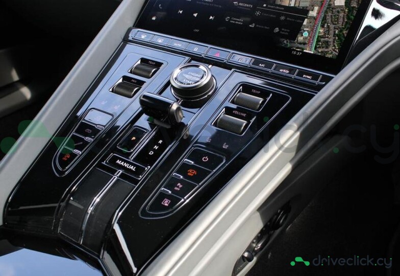 Aston Martin DB12 Фиолетовый