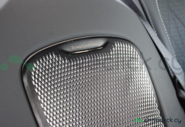 Aston Martin DB12 Фиолетовый
