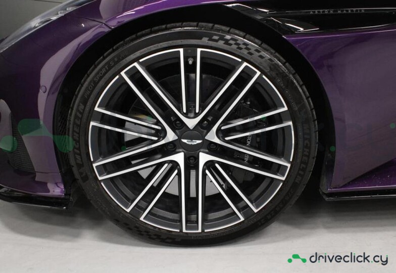 Aston Martin DB12 Фиолетовый