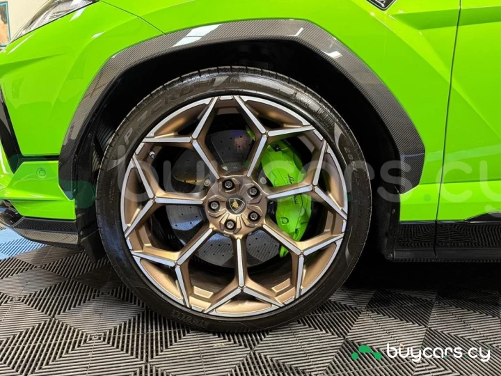 Lamborghini Urus Green