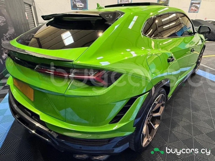 Lamborghini Urus Green