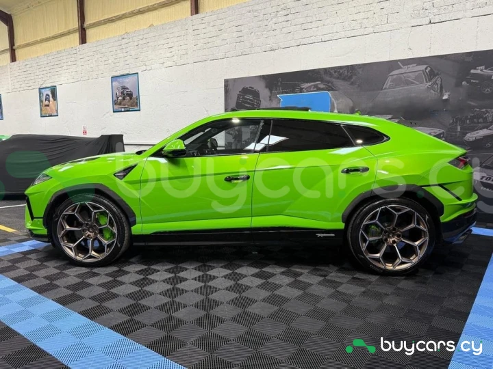 Lamborghini Urus Green