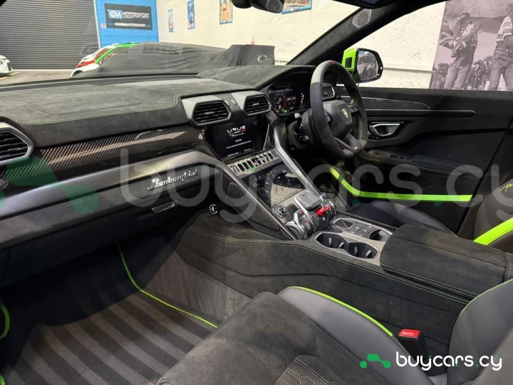 Lamborghini Urus Green