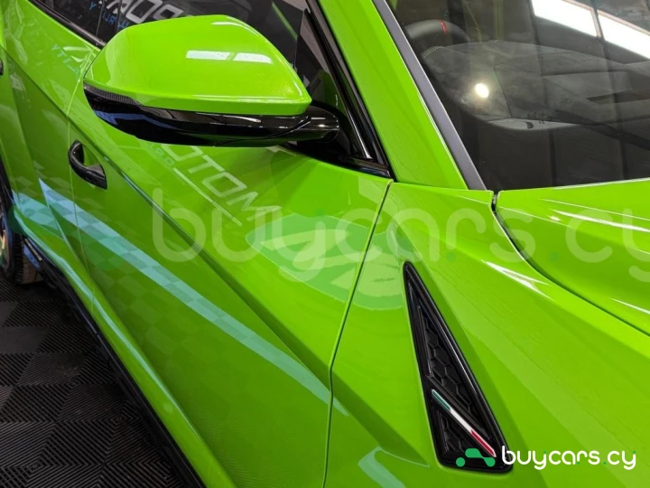 Lamborghini Urus Green