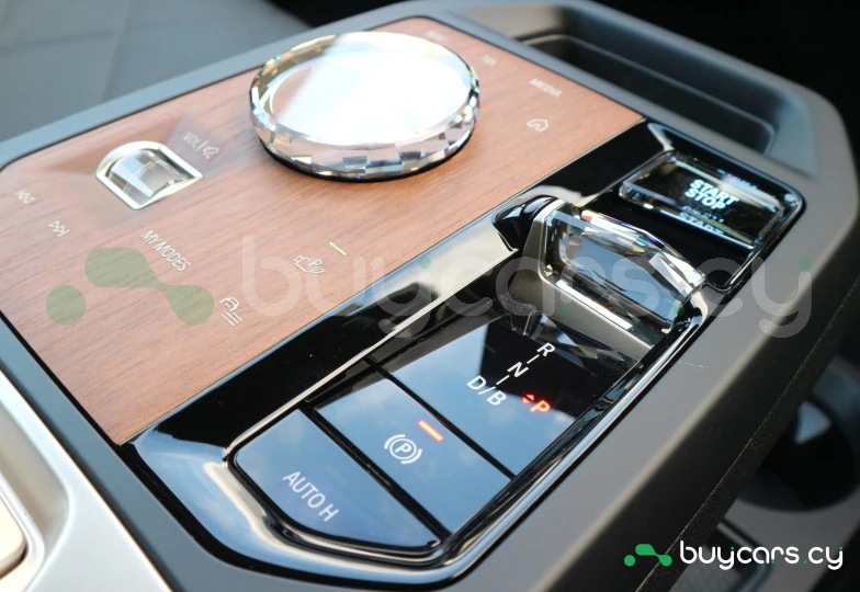 BMW iX Бирюзовый