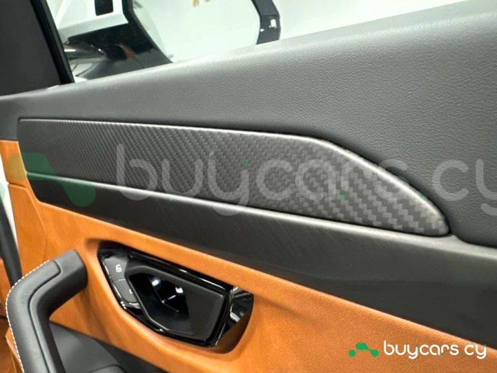 Lamborghini Urus Белый