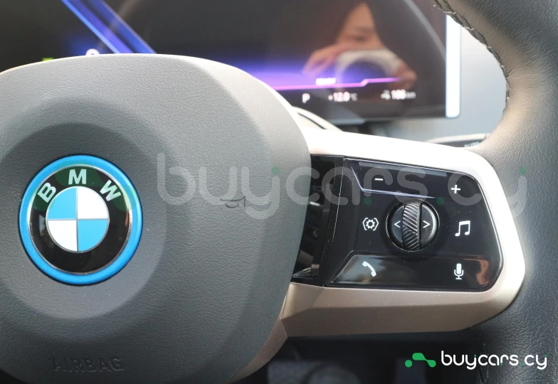 BMW iX Бирюзовый