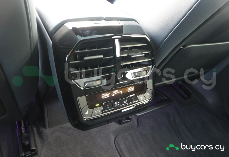 BMW iX Бирюзовый