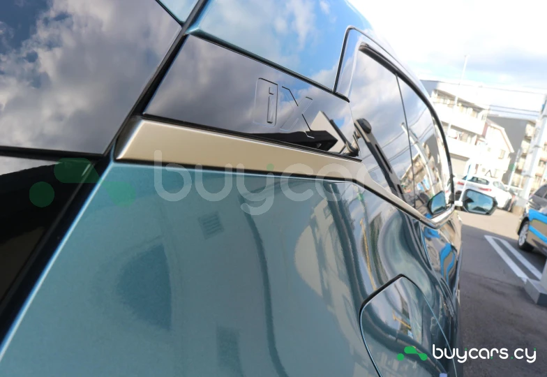 BMW iX Бирюзовый