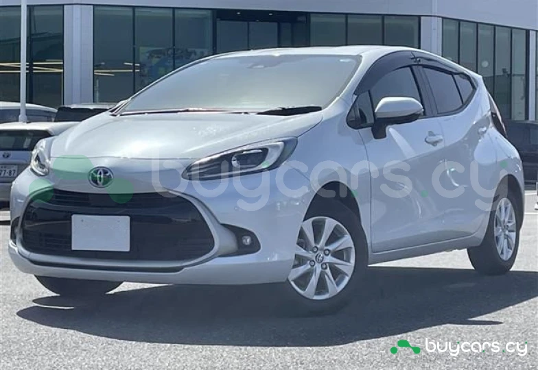 Toyota Aqua Белый