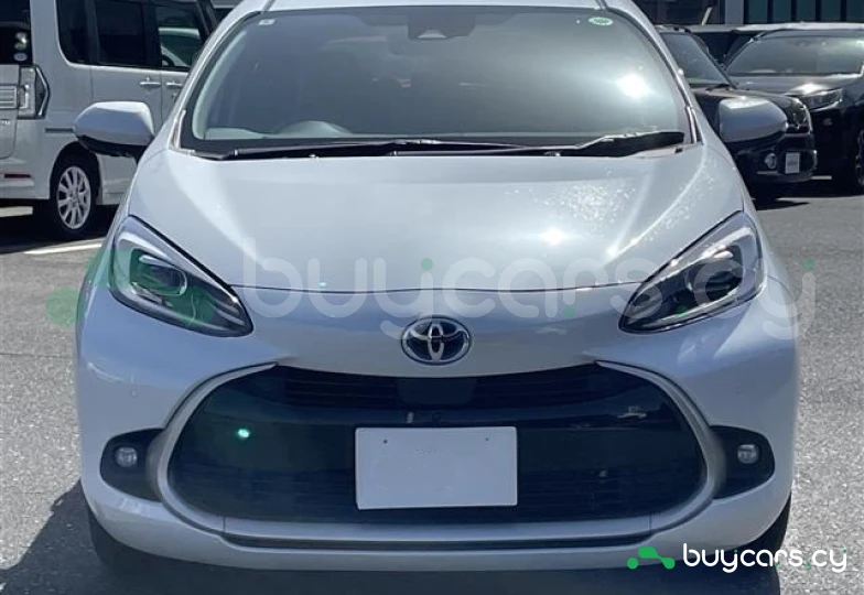 Toyota Aqua Белый