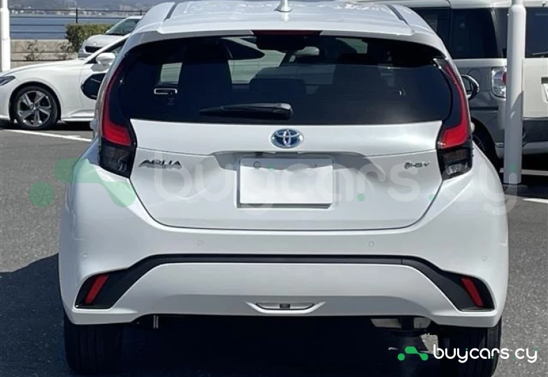 Toyota Aqua Белый