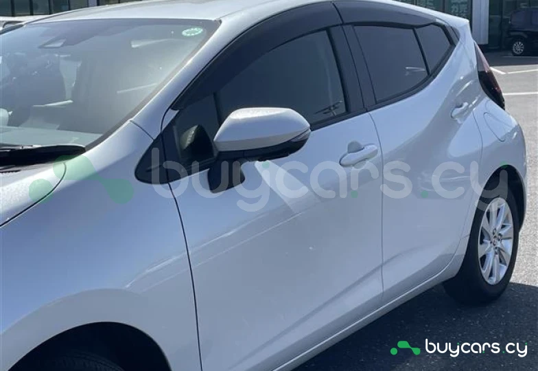 Toyota Aqua Белый