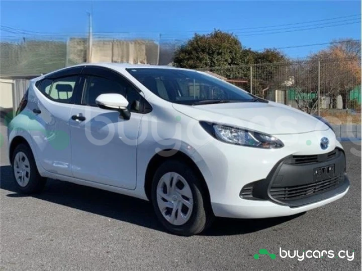 Toyota Aqua Белый