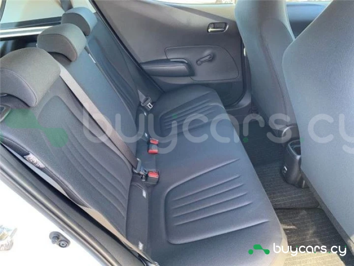 Toyota Aqua Белый