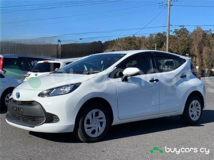 Toyota Aqua Белый