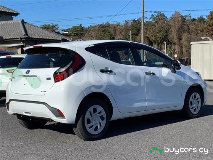 Toyota Aqua Белый