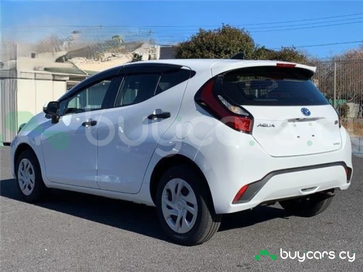 Toyota Aqua Белый