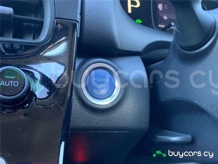 Toyota Aqua Белый