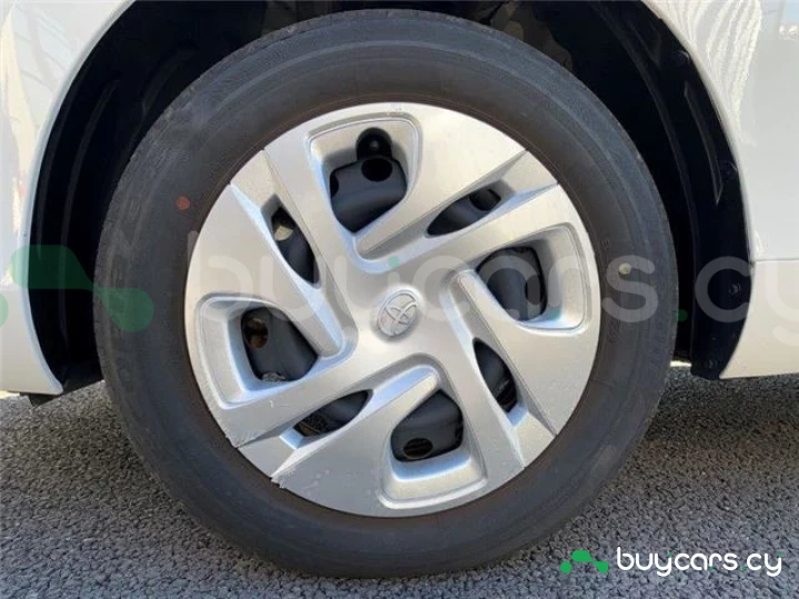 Toyota Aqua Белый