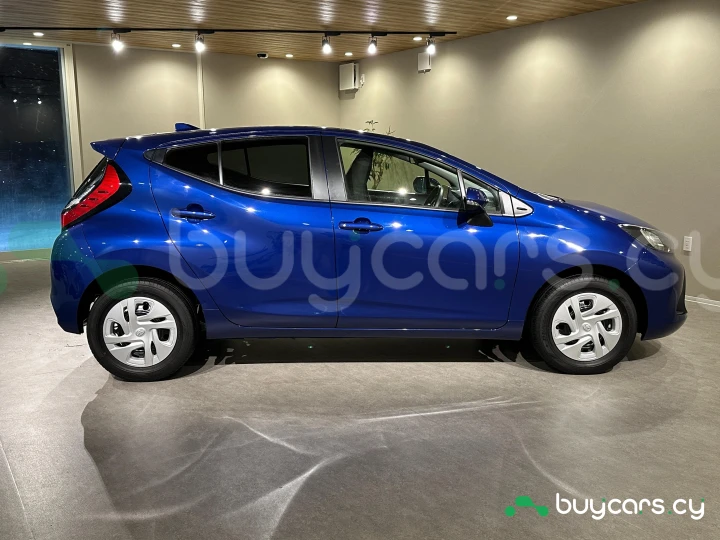 Toyota Aqua Синий