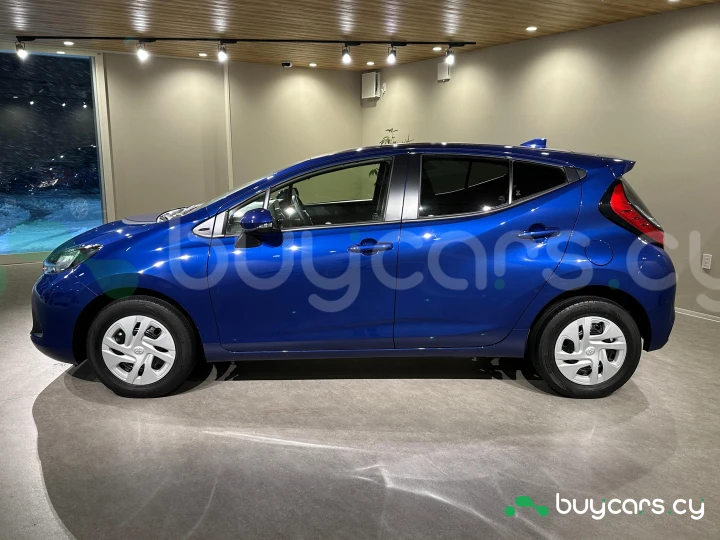 Toyota Aqua Синий