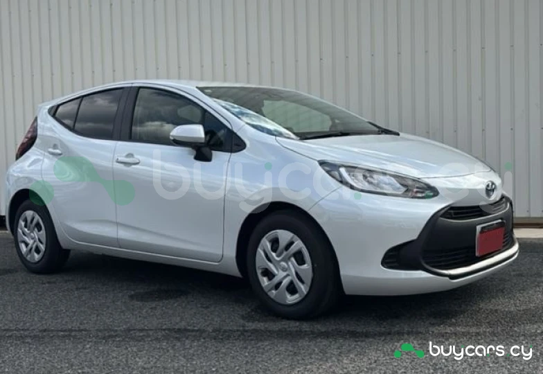 Toyota Aqua Белый