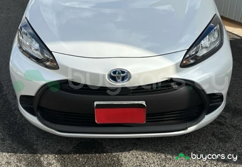 Toyota Aqua Белый