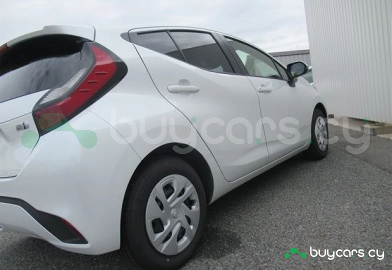 Toyota Aqua Белый