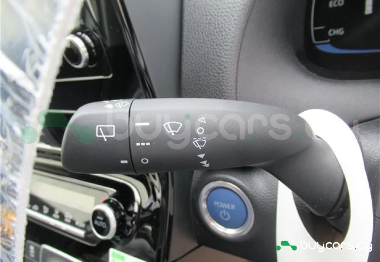 Toyota Aqua Белый