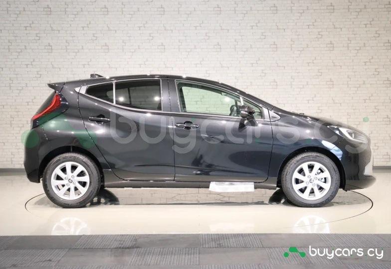 Toyota Aqua Черный