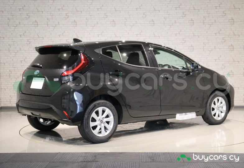 Toyota Aqua Черный