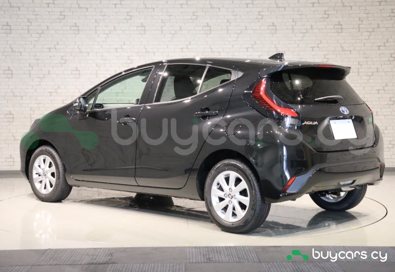 Toyota Aqua Черный