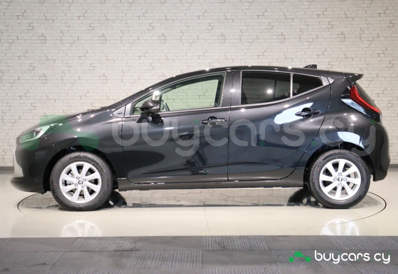 Toyota Aqua Черный