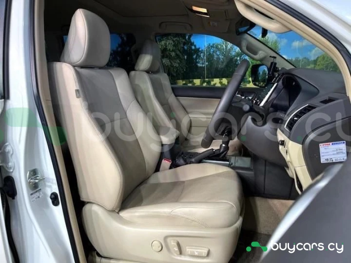 Toyota Land Cruiser Prado Белый