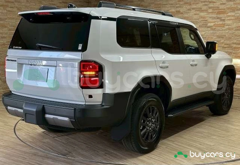Toyota Land Cruiser 250 Белый