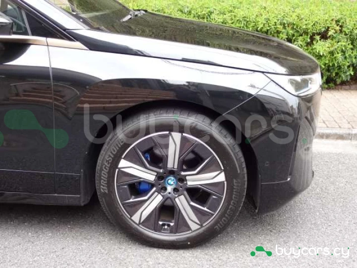 BMW iX Черный