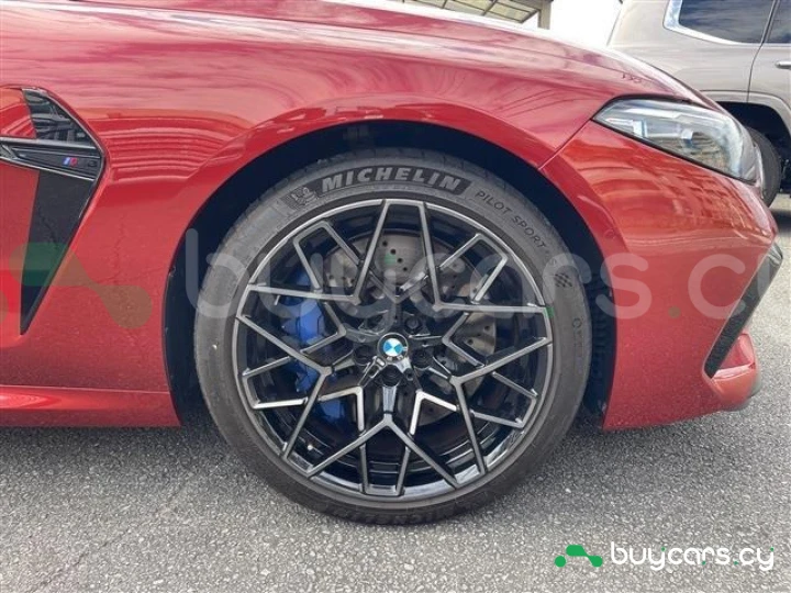 BMW M8 Красный