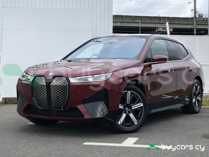 BMW iX Красный