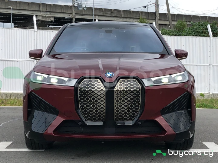 BMW iX Красный