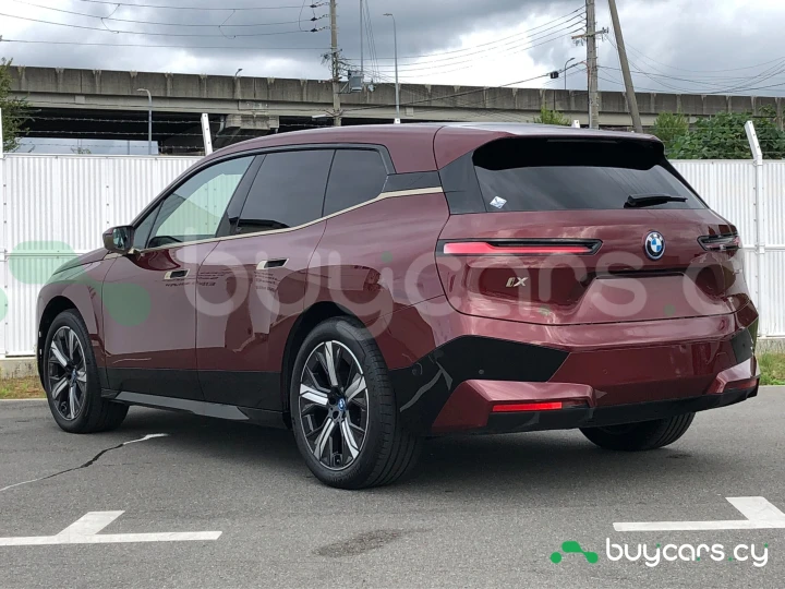 BMW iX Красный
