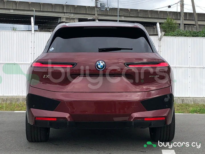 BMW iX Красный