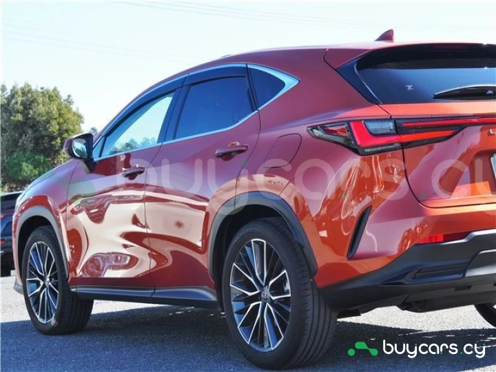 Lexus NX Красный