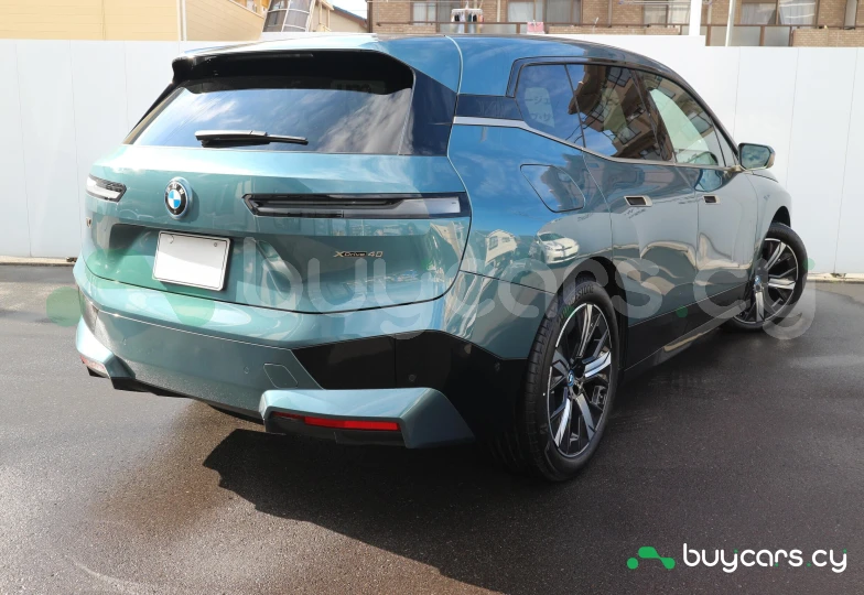 BMW iX Бирюзовый